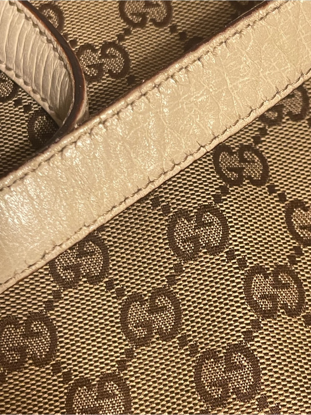 Gucci Crossbody with COA and two bag charms - Picture 12 of 16